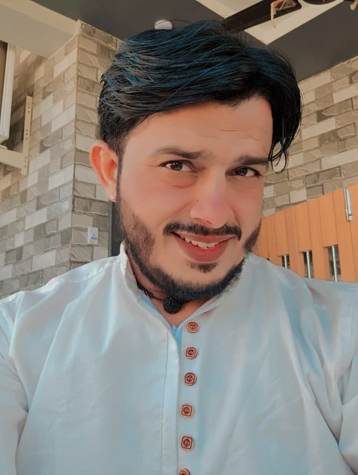 Selfie → headshot I can put on LinkedIn — original photo before AI editing